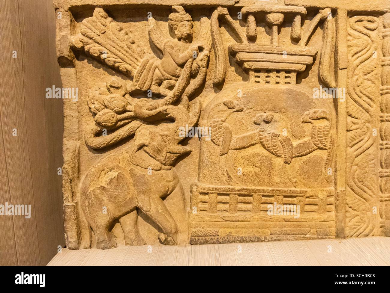 storico manufatto sacro in pietra conservato al coperto Foto Stock