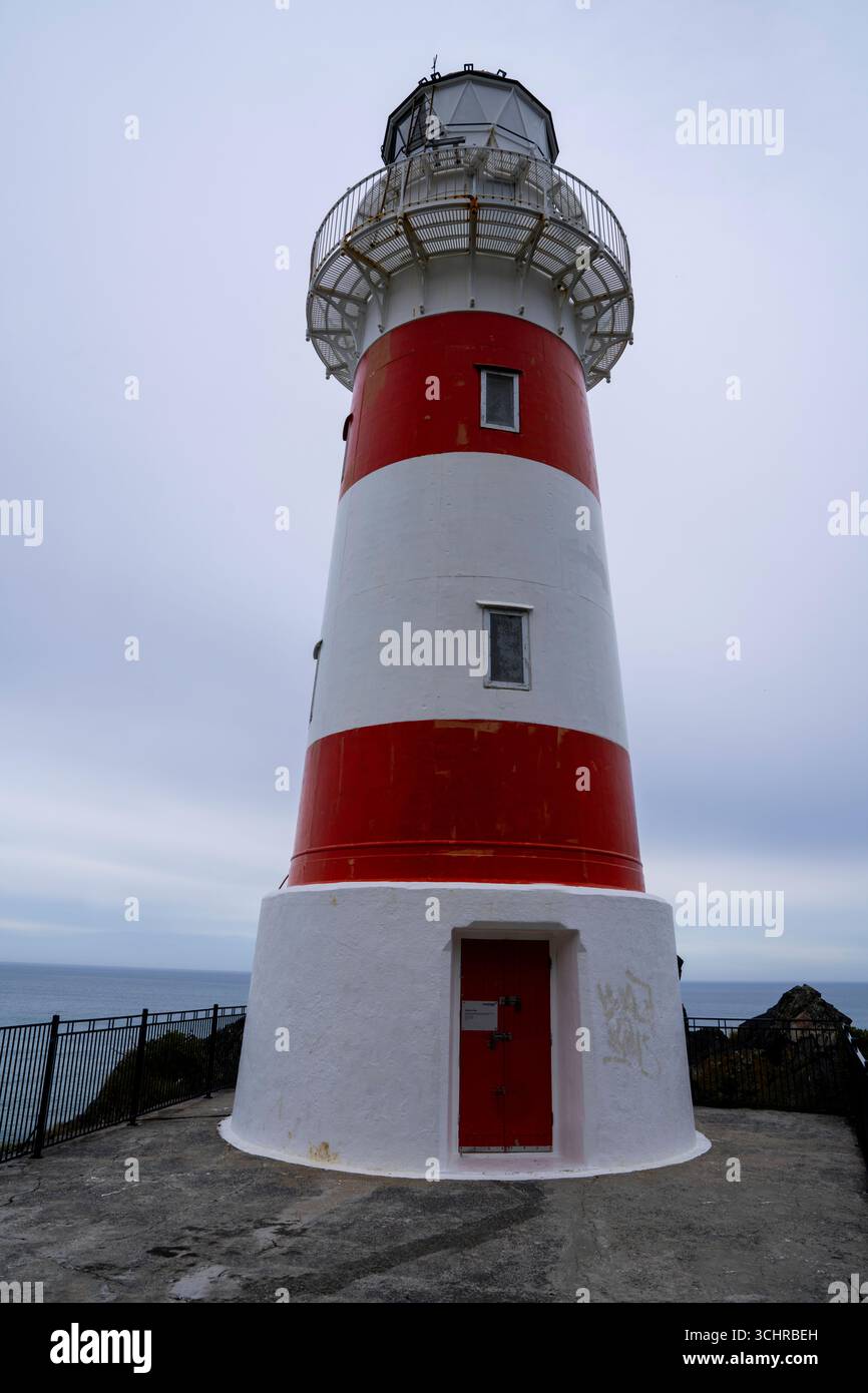 Fotografia di Cape Palliser Lighthose in un giorno coperto, Cape Palliser, Wellington, nuova Zelanda. Foto Stock