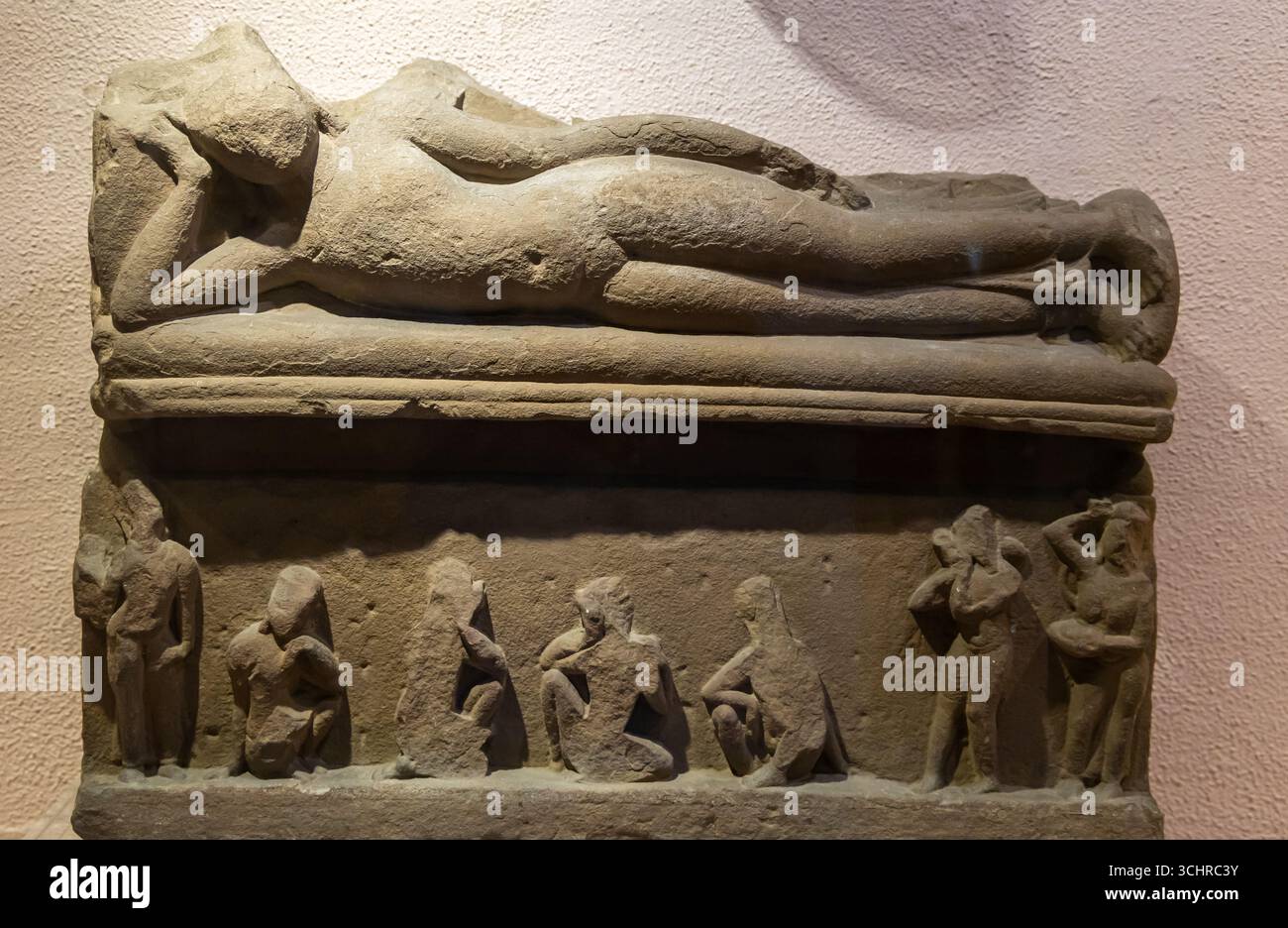 antico idolo in rovina del signore bugiardo buddha da un angolo piatto Foto Stock