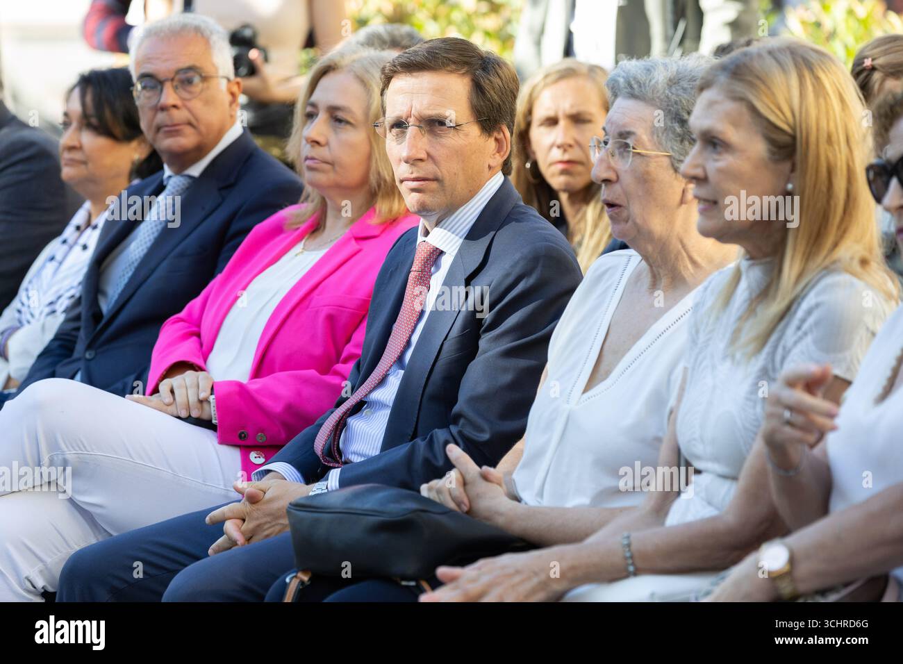 Madrid, Madrid, Spagna. 3 settembre 2025. Il sindaco di Madrid, José Luis MartÃ-nez-Almeida, accompagnato dal vicesindaco e dal delegato per la sicurezza e le emergenze, Inma Sanz, ha presieduto il tributo ai dieci vigili del fuoco morti presso la caserma dei vigili del fuoco di Almacenes Arias il 3 settembre 1987, nella centrale Plaza del Carmen.Almeida ha anche reso omaggio ai vigili del fuoco spagnoli che hanno combattuto l'ondata di incendi verificatasi quest'estate. (Credit Image: © Ignacio Lopez Isasmendi/ZUMA Press Wire) SOLO PER USO EDITORIALE! Non per USO commerciale! Foto Stock