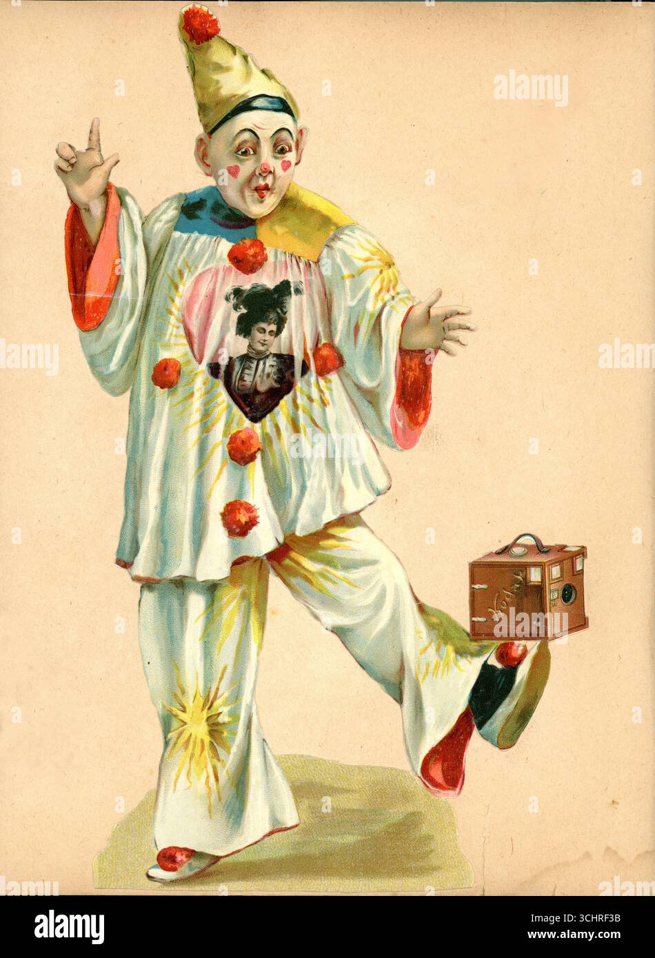 Originale pezzo di carta decoupage cromo-noce in rilievo di epoca tardo vittoriana/edoardiana di un clown che bilancia una fotocamera kodak bo Brownie dalle pagine di album. Il clown indossa un ritratto di una donna alla moda, forse una nota attrice dell'epoca - ha piume di struzzo nei capelli.clown vittoriano. L'immagine è datata al 1905 circa. Foto Stock