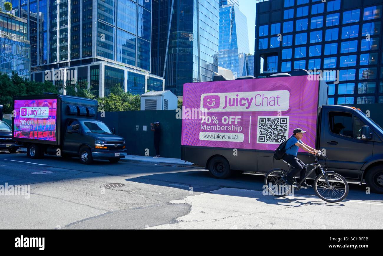 Gli appassionati di Cosplay al di fuori dello spettacolo di Anime NYC al Jacob Javits Convention Center di New York pass Truck che pubblicizzano JuicyChat.ai, creatore dei compagni chatbot di NSFW, visto venerdì 22 agosto 2025. (© Richard B. Levine) Foto Stock
