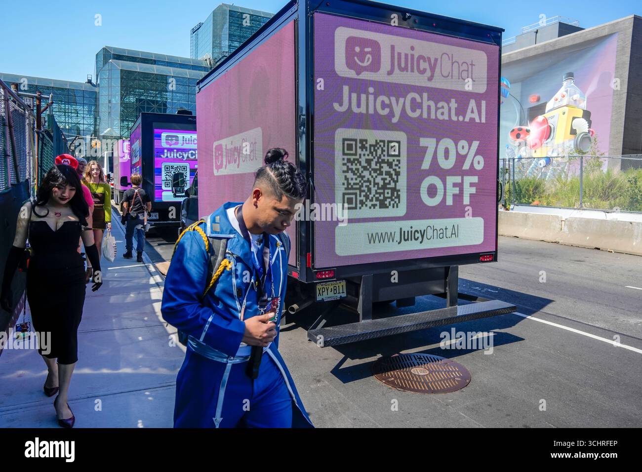 Gli appassionati di Cosplay al di fuori dello spettacolo di Anime NYC al Jacob Javits Convention Center di New York pass Truck che pubblicizzano JuicyChat.ai, creatore dei compagni chatbot di NSFW, visto venerdì 22 agosto 2025. (© Richard B. Levine) Foto Stock