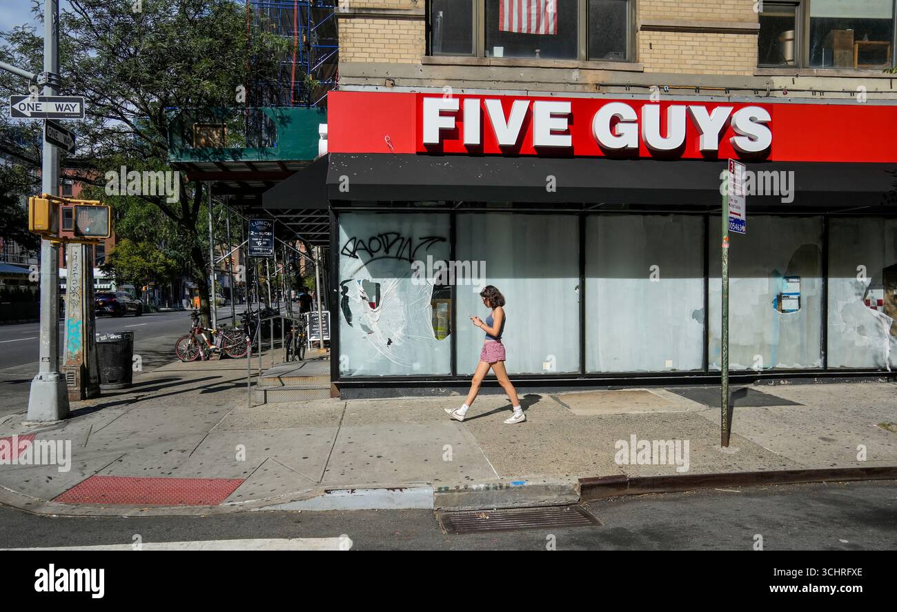Una donna cammina nella futura casa di un ristorante Five Guys Burgers and Fries a Chelsea, New York, lunedì 1 settembre 2025 (© Richard B. Levine) Foto Stock