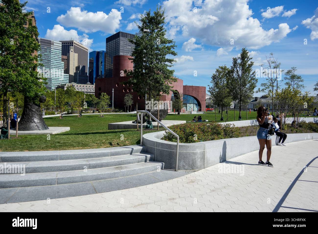 Robert F. Wagner Jr., recentemente rinnovato. Parcheggia a Lower Manhattan a New York domenica 31 agosto 2025. Il parco di 3,5 acri è stato riprogettato per mitigare le inondazioni. Il rinnovo di 300 milioni di dollari includeva l'innalzamento del parco di 10 piedi e l'aggiunta di una cisterna sotterranea per catturare l'acqua piovana e riutilizzarla. L'area fu colpita duramente dall'uragano Sandy nel 2012. (© Richard B. Levine) Foto Stock