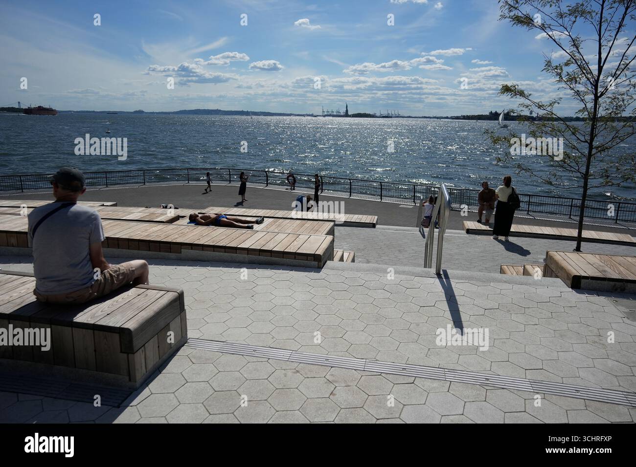 Robert F. Wagner Jr., recentemente rinnovato. Parcheggia a Lower Manhattan a New York domenica 31 agosto 2025. Il parco di 3,5 acri è stato riprogettato per mitigare le inondazioni. Il rinnovo di 300 milioni di dollari includeva l'innalzamento del parco di 10 piedi e l'aggiunta di una cisterna sotterranea per catturare l'acqua piovana e riutilizzarla. L'area fu colpita duramente dall'uragano Sandy nel 2012. (© Richard B. Levine) Foto Stock