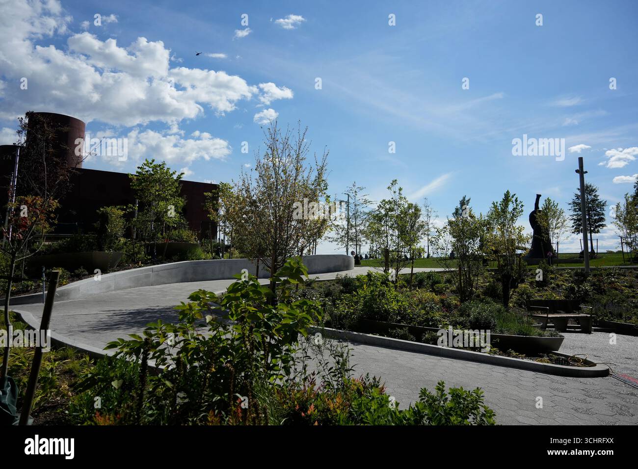 Robert F. Wagner Jr., recentemente rinnovato. Parcheggia a Lower Manhattan a New York domenica 31 agosto 2025. Il parco di 3,5 acri è stato riprogettato per mitigare le inondazioni. Il rinnovo di 300 milioni di dollari includeva l'innalzamento del parco di 10 piedi e l'aggiunta di una cisterna sotterranea per catturare l'acqua piovana e riutilizzarla. L'area fu colpita duramente dall'uragano Sandy nel 2012. (© Richard B. Levine) Foto Stock