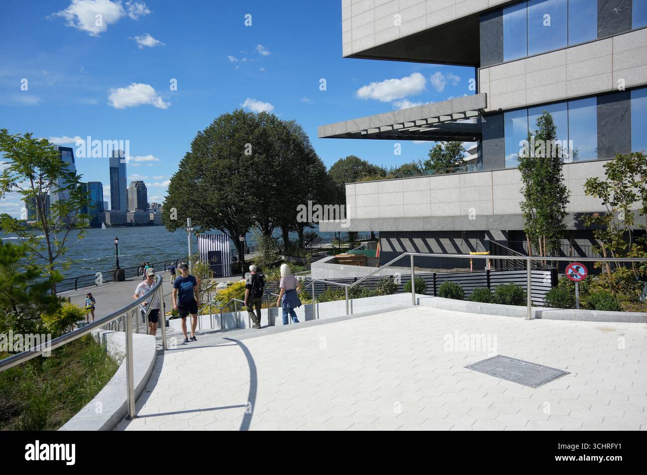 Robert F. Wagner Jr., recentemente rinnovato. Parcheggia a Lower Manhattan a New York domenica 31 agosto 2025. Il parco di 3,5 acri è stato riprogettato per mitigare le inondazioni. Il rinnovo di 300 milioni di dollari includeva l'innalzamento del parco di 10 piedi e l'aggiunta di una cisterna sotterranea per catturare l'acqua piovana e riutilizzarla. L'area fu colpita duramente dall'uragano Sandy nel 2012. (© Richard B. Levine) Foto Stock