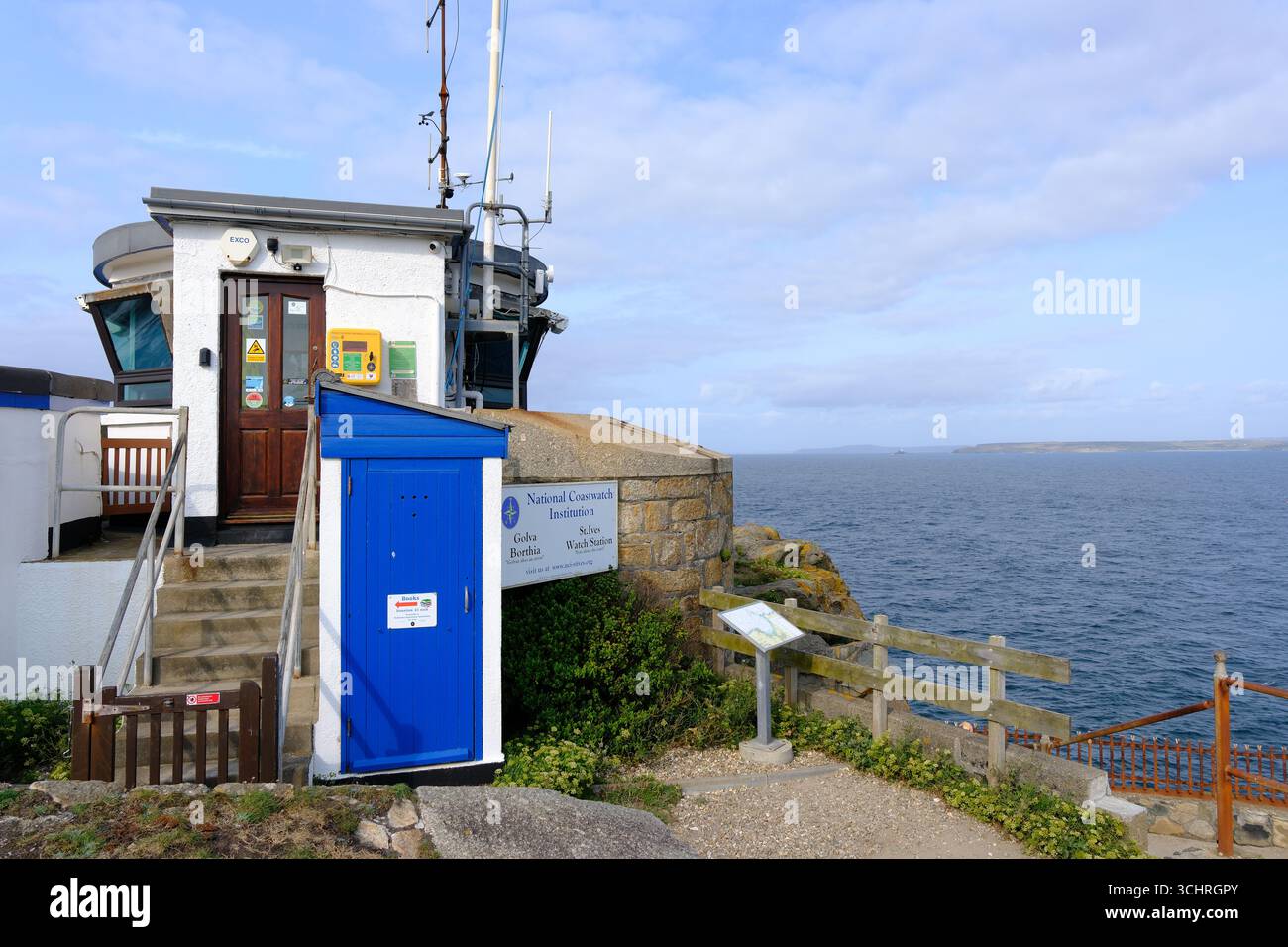 06 agosto 2025 - St. Ives, Cornovaglia, Inghilterra, Regno Unito - stazione di guardia costiera su una scogliera. La National Coastwatch Institution mantiene un controllo del mare e. Foto Stock