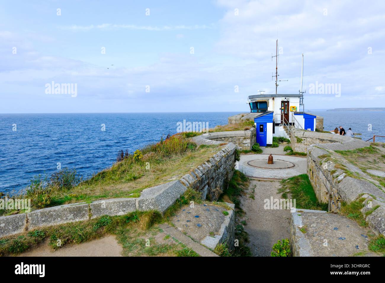 St. Ives, Cornovaglia, Inghilterra, Regno Unito - Una stazione di guardia costiera su una scogliera. Il National Coastwatch Institution mantiene un controllo del mare e della costa del Foto Stock