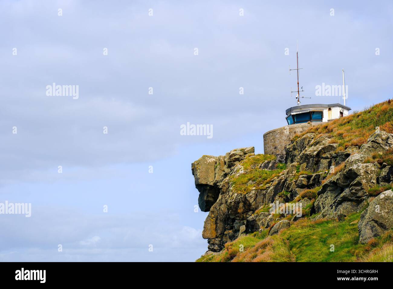 St. Ives, Cornovaglia, Inghilterra, Regno Unito - Una stazione di guardia costiera su una scogliera. Il National Coastwatch Institution mantiene un controllo del mare e della costa del Foto Stock