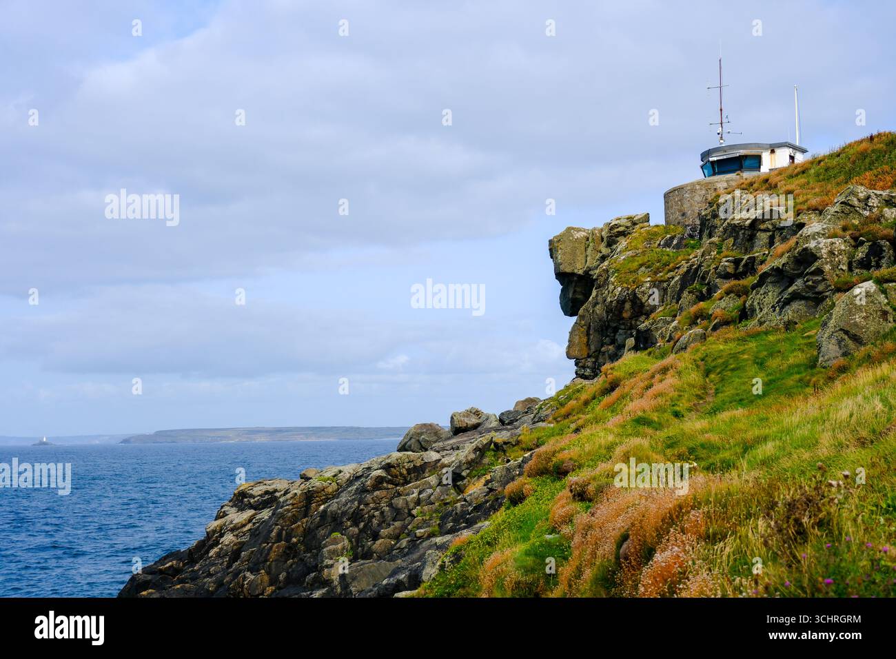 St. Ives, Cornovaglia, Inghilterra, Regno Unito - Una stazione di guardia costiera su una scogliera. Il National Coastwatch Institution mantiene un controllo del mare e della costa del Foto Stock