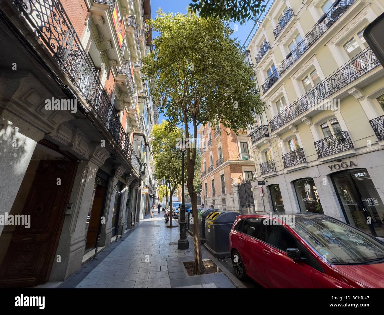 Calle Barquillo è una strada storica nel quartiere Justicia di Madrid, all'interno del quartiere Centro. Spagna Foto Stock