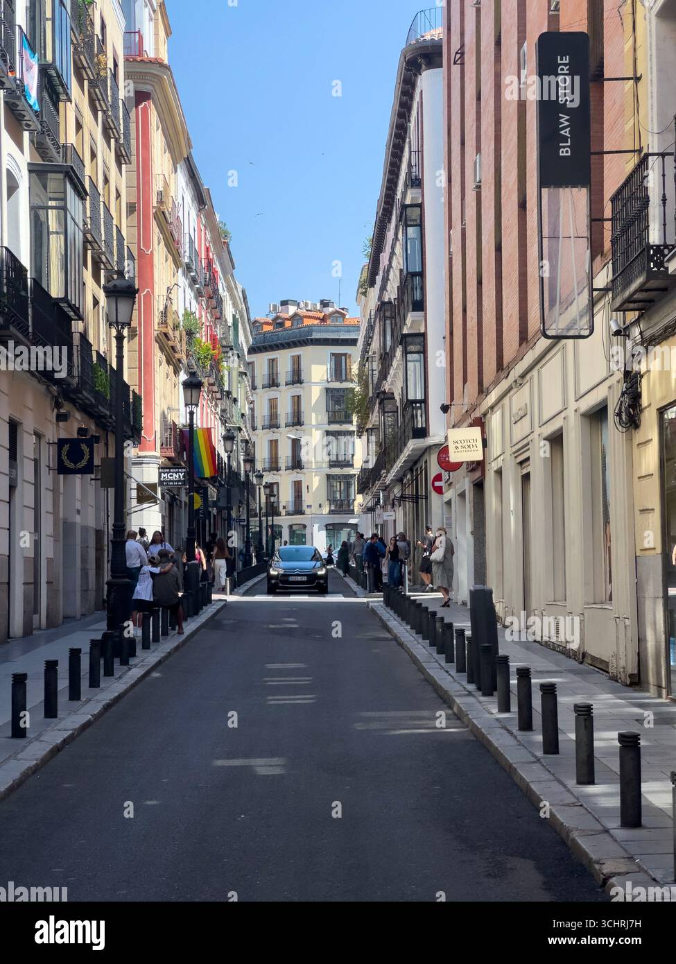Calle Barquillo è una strada storica nel quartiere Justicia di Madrid, all'interno del quartiere Centro. Spagna Foto Stock