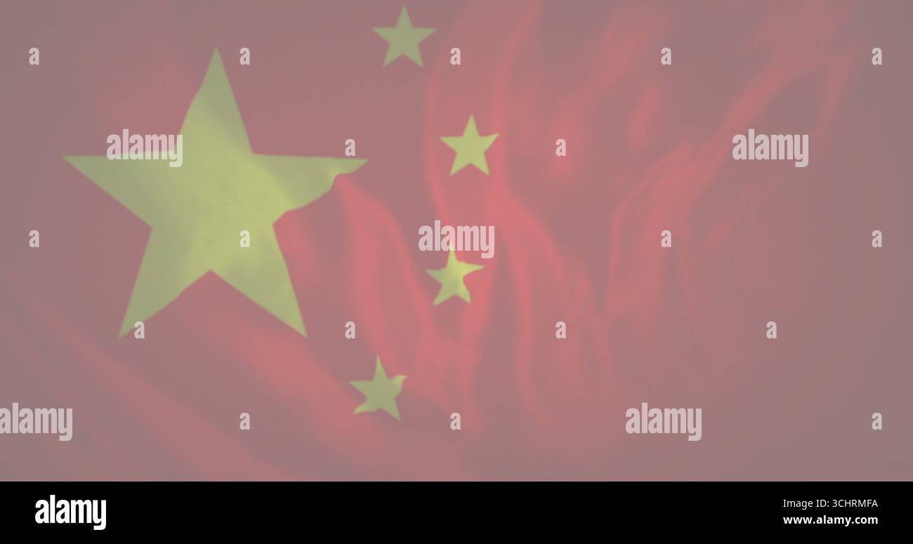Telaio di riempimento della bandiera cinese che sventola, rivelando un tessuto rosso con una grande e quattro piccole stelle dorate Foto Stock