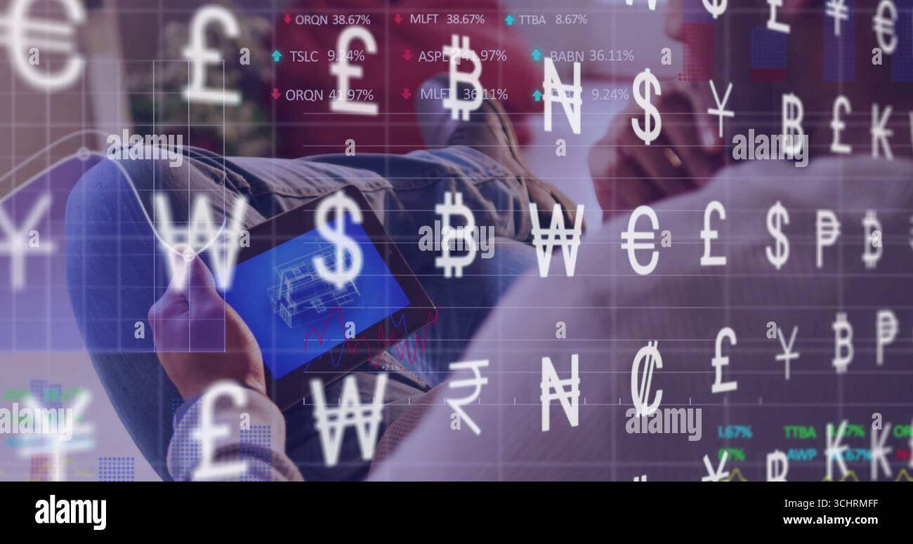 Uomo asiatico reclinato che analizza schemi su tablet in lounge, con simboli di valuta fluttuante Foto Stock