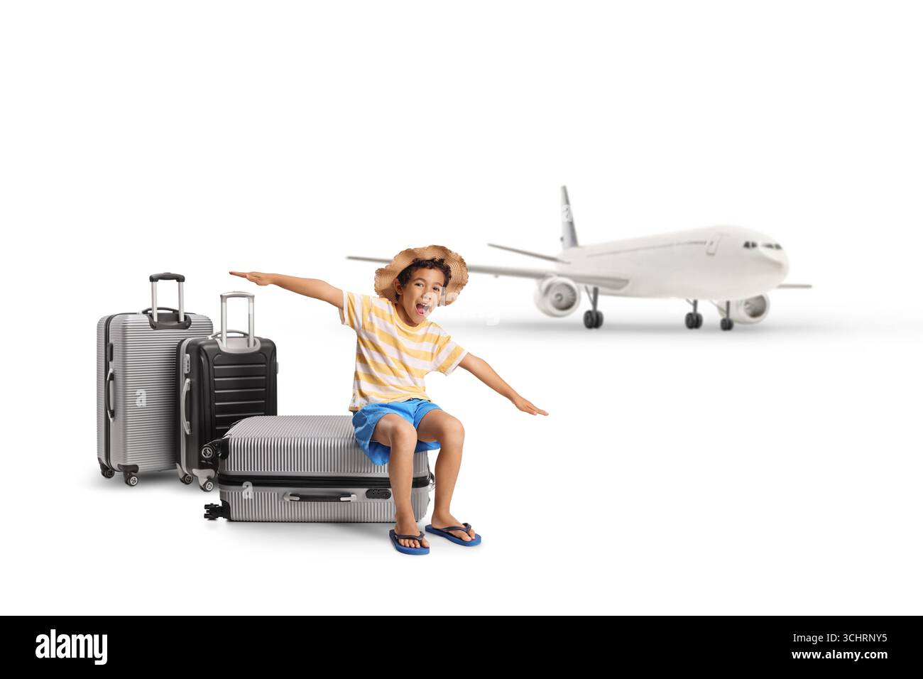Ragazzo eccitato in attesa di un volo, seduto su una valigia e gesto con le mani isolate su sfondo bianco Foto Stock