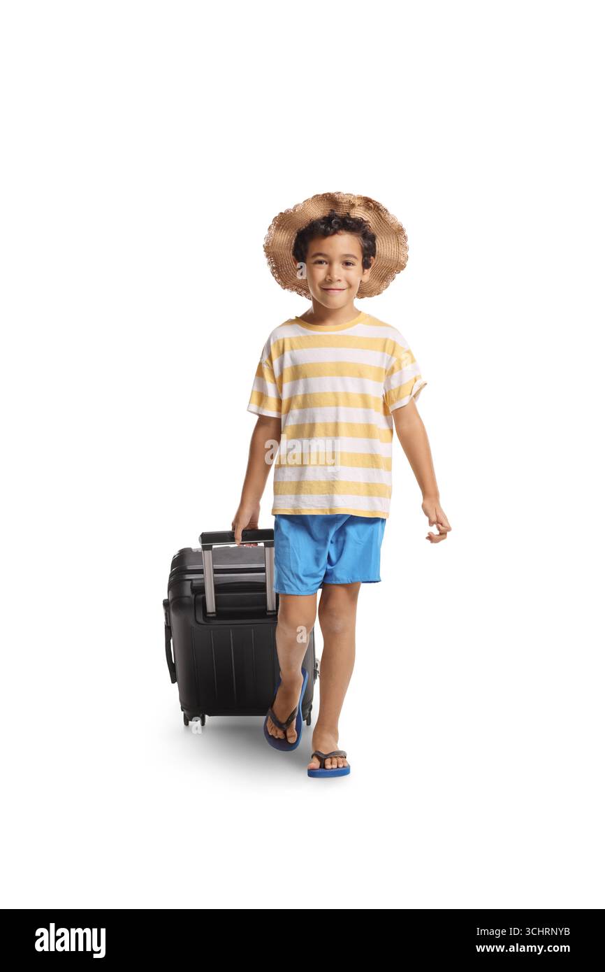 Bambino che tira una valigia e cammina verso la telecamera isolata su sfondo bianco Foto Stock