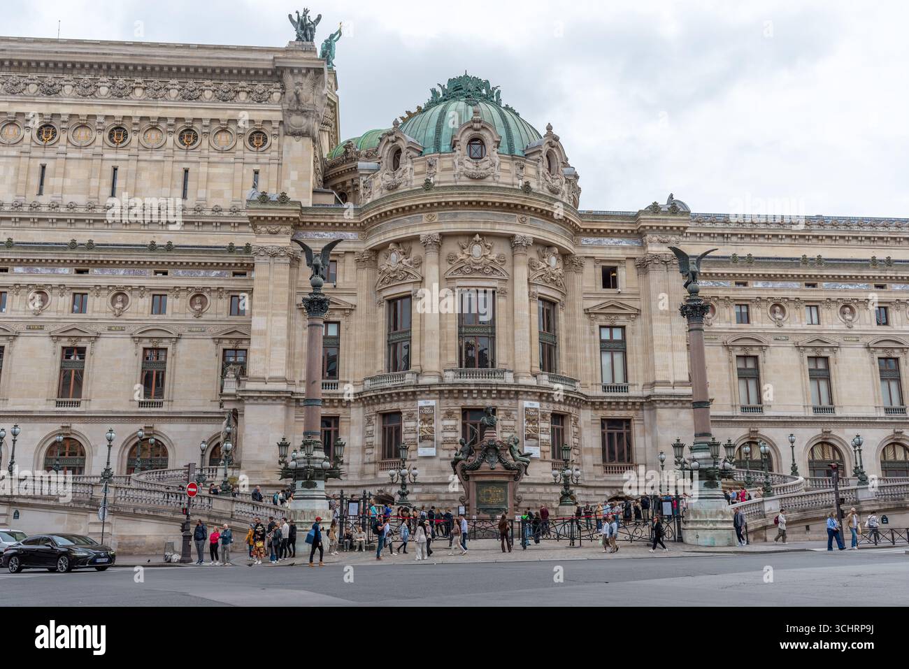 L'ingresso laterale del Palais Garnier, noto anche come Opéra Garnier, un teatro dell'opera nel IX arrondissement di Parigi. Persone in coda per entrare Foto Stock