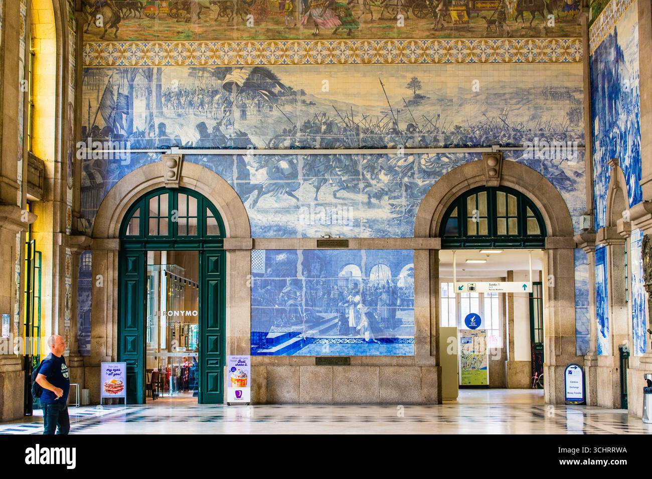 Porto, Portogallo - 10 luglio 2025: Decorazione delle pareti piastrellate nella stazione ferroviaria di São Bento a Porto Portogallo Foto Stock