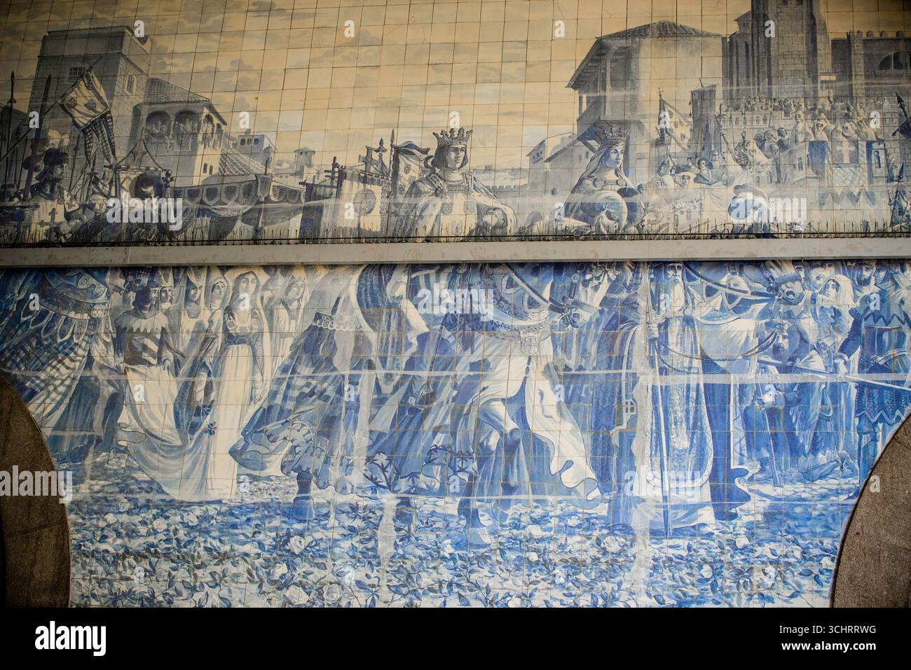 Porto, Portogallo - 10 luglio 2025: Decorazione delle pareti piastrellate nella stazione ferroviaria di São Bento a Porto Portogallo Foto Stock