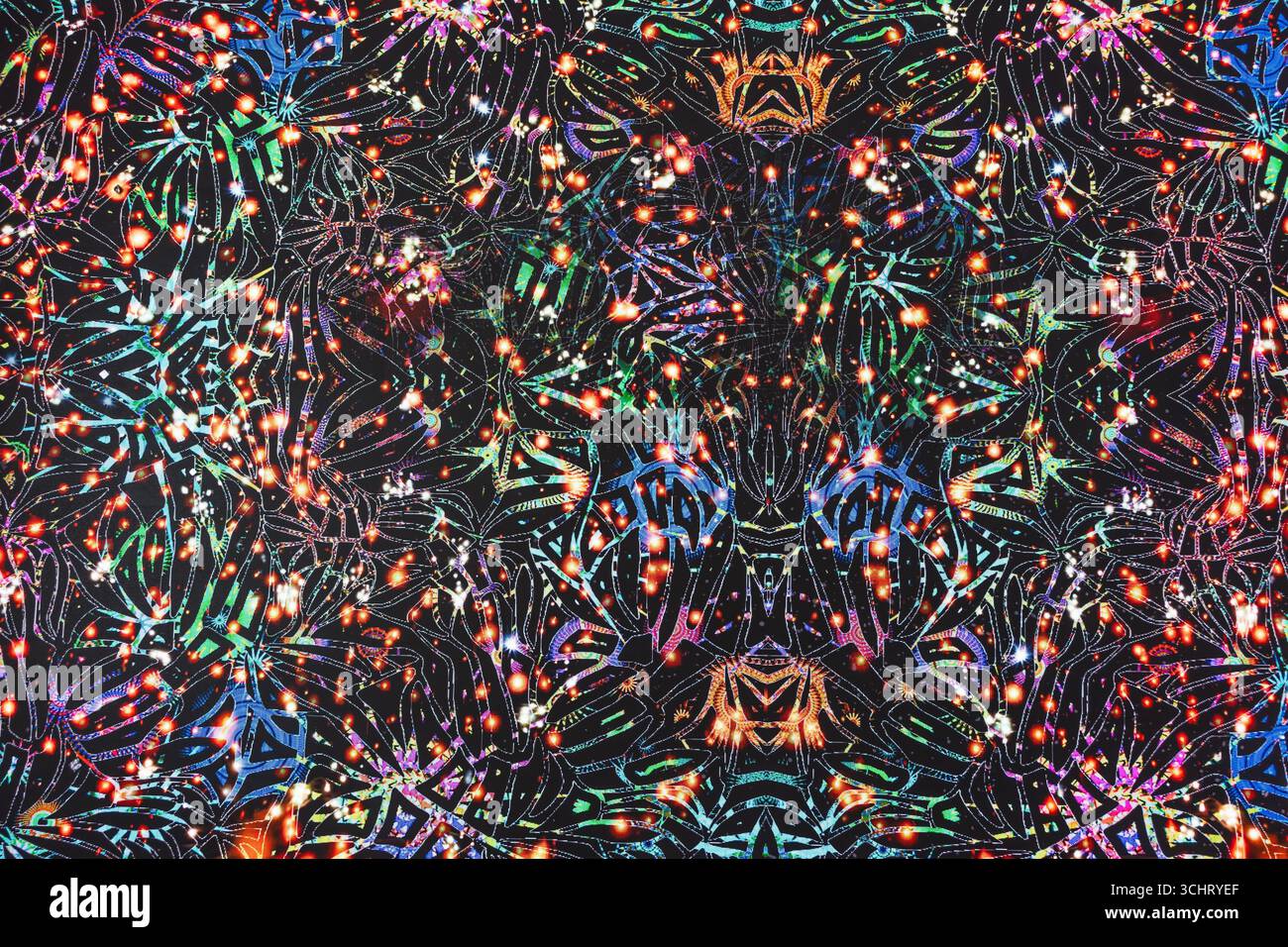 Illusione ottica caleidoscopica ipnotica. Astratta simmetrica colorata su sfondo scuro Foto Stock