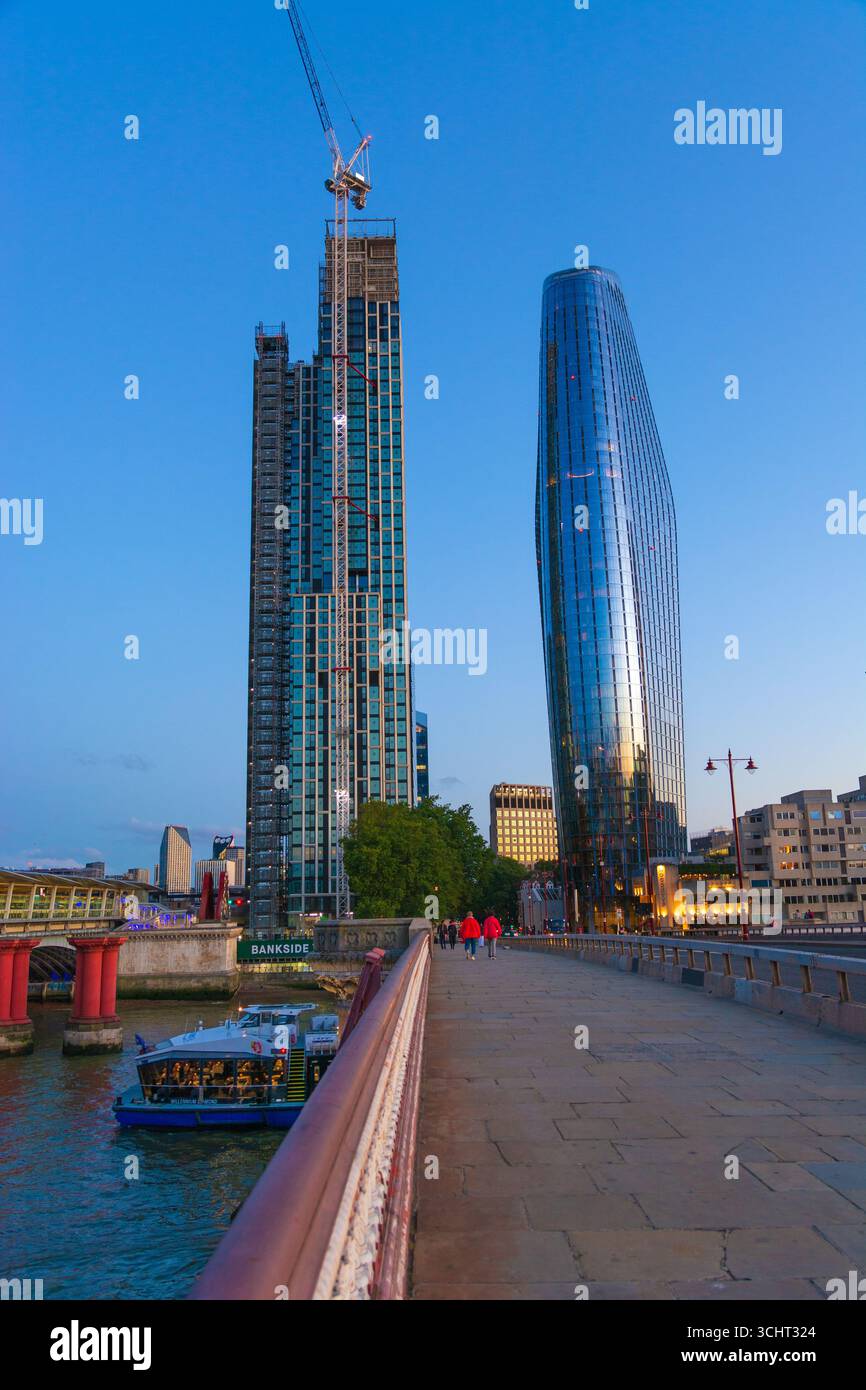 Il nuovo sviluppo Opus su Bankside Yards, 260 Blackfriars Road, e One Blackfriars, conosciuto come The Vase, London, UK. Foto Stock