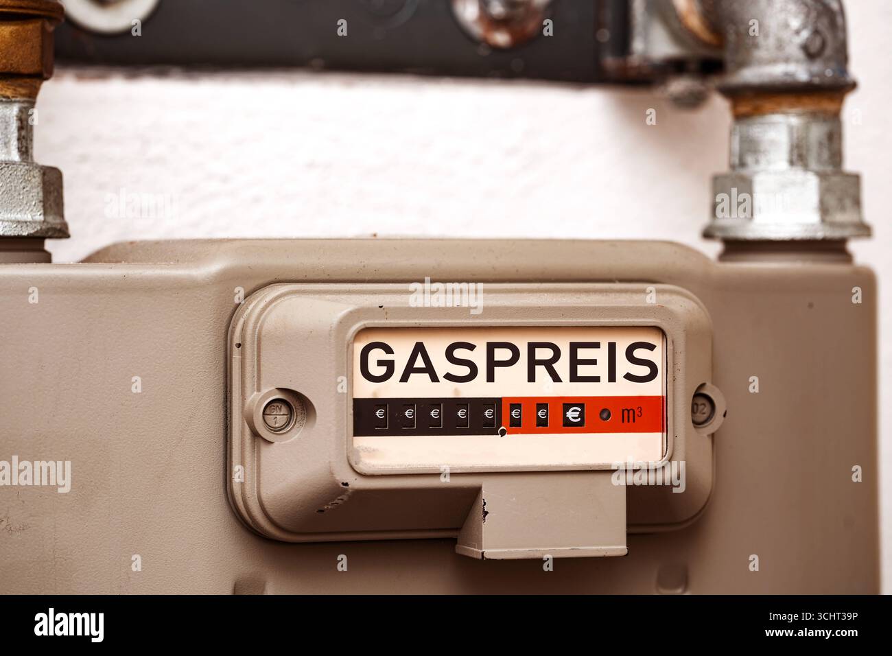 Germania - 3 settembre 2025: FOTOMONTAGGIO, contatore di gas con la scritta Gaspreis prezzo del gas: L'immagine illustra il dibattito sull'andamento dei prezzi dell'energia in Germania. L'aumento dei costi per le forniture di gas e di energia è al centro delle discussioni politiche. *** FOTOMONTAGE, Gaszähler mit der Aufschrift Gaspreis: DAS Bild verdeutlicht die debatte um die Entwicklung der Energiepreise in Deutschland. Steigende Kosten für gas und Energieversorgung stehen im Mittelpunkt der politischen Diskussionen. Foto Stock