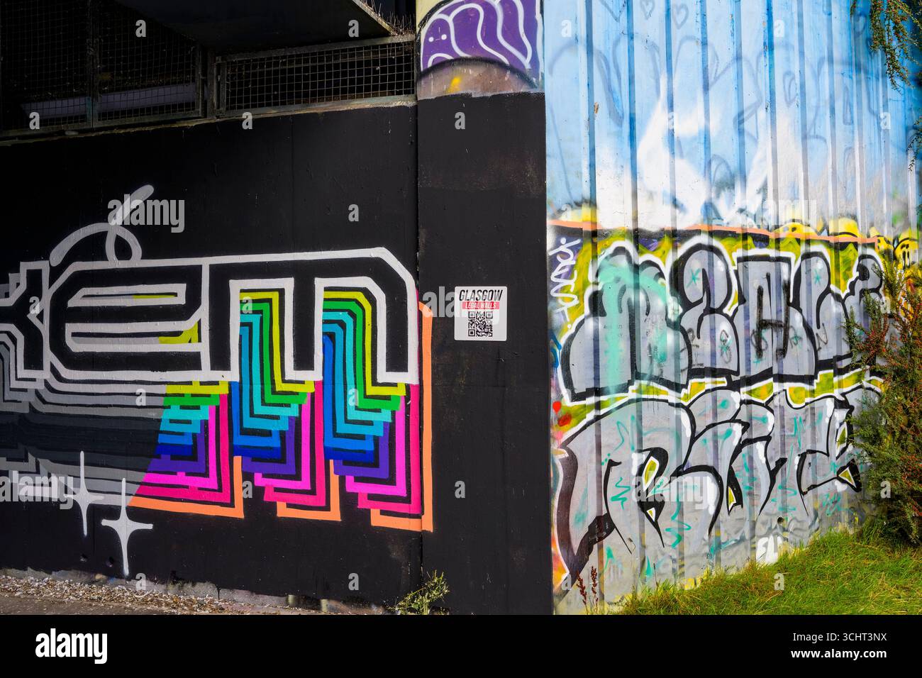 Glasgow Graffiti Legal Walls and QR Code, Yorkhill, Glasgow, Scozia, Regno Unito Foto Stock