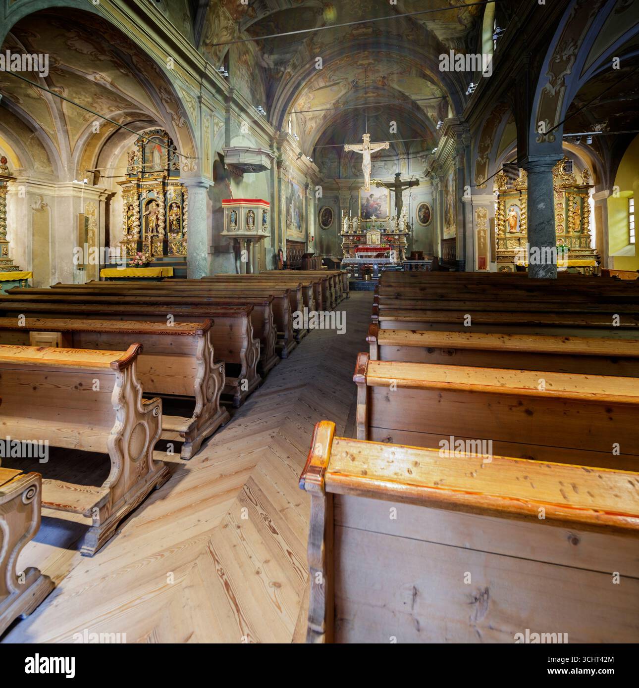 Gressoney-Saint-Jean, Valle d'Aosta, Italia - 22 agosto 2025: All'interno della chiesa parrocchiale. Foto Stock