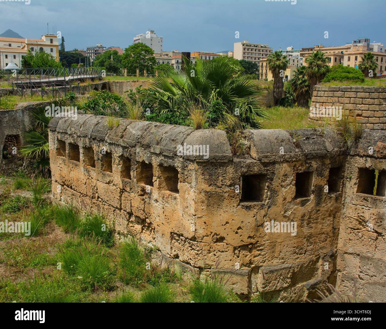 Bastione San Giorgio in Castello a Mare rovine a Palermo, Sicilia, Italia. Struttura difensiva dell'inizio del XVI secolo, architettura militare rinascimentale. Foto Stock