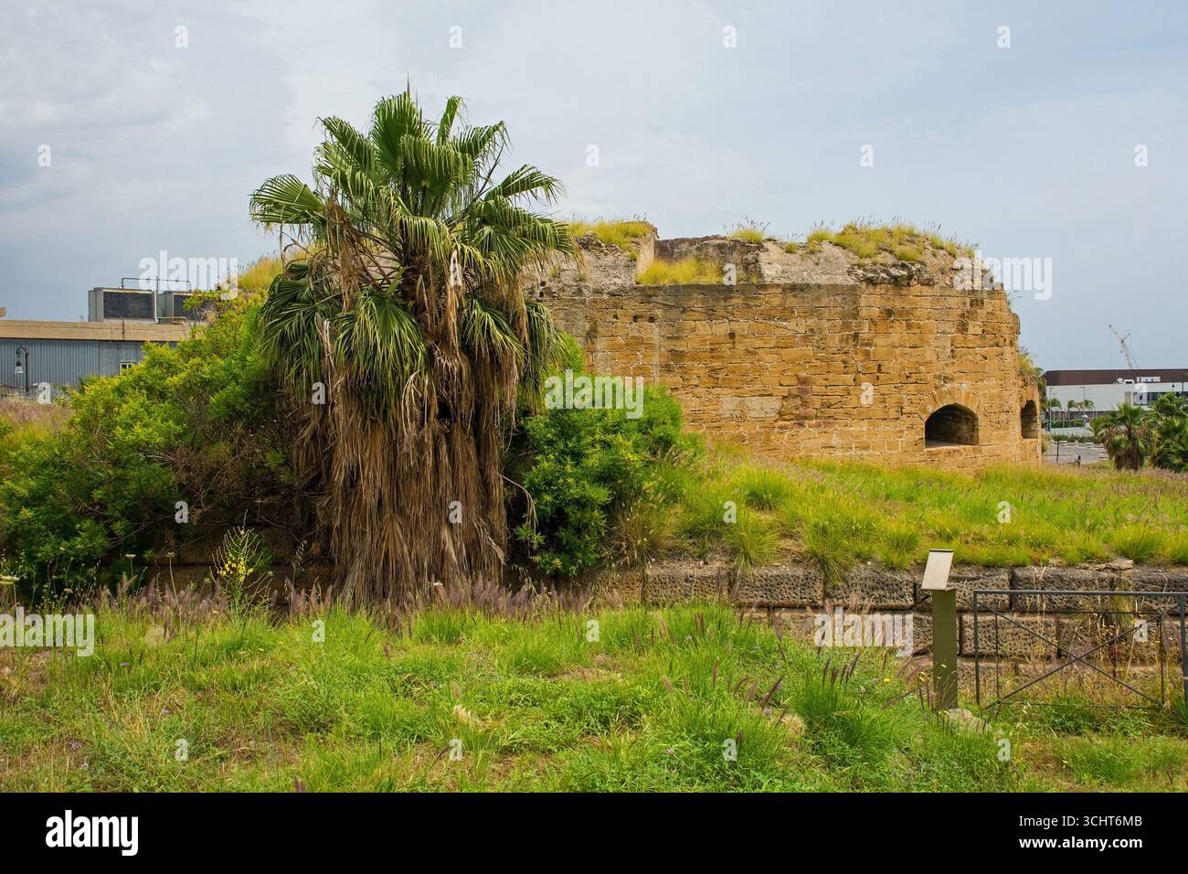 Bastione San Giorgio in Castello a Mare rovine a Palermo, Sicilia, Italia. Struttura difensiva dell'inizio del XVI secolo, architettura militare rinascimentale. Foto Stock