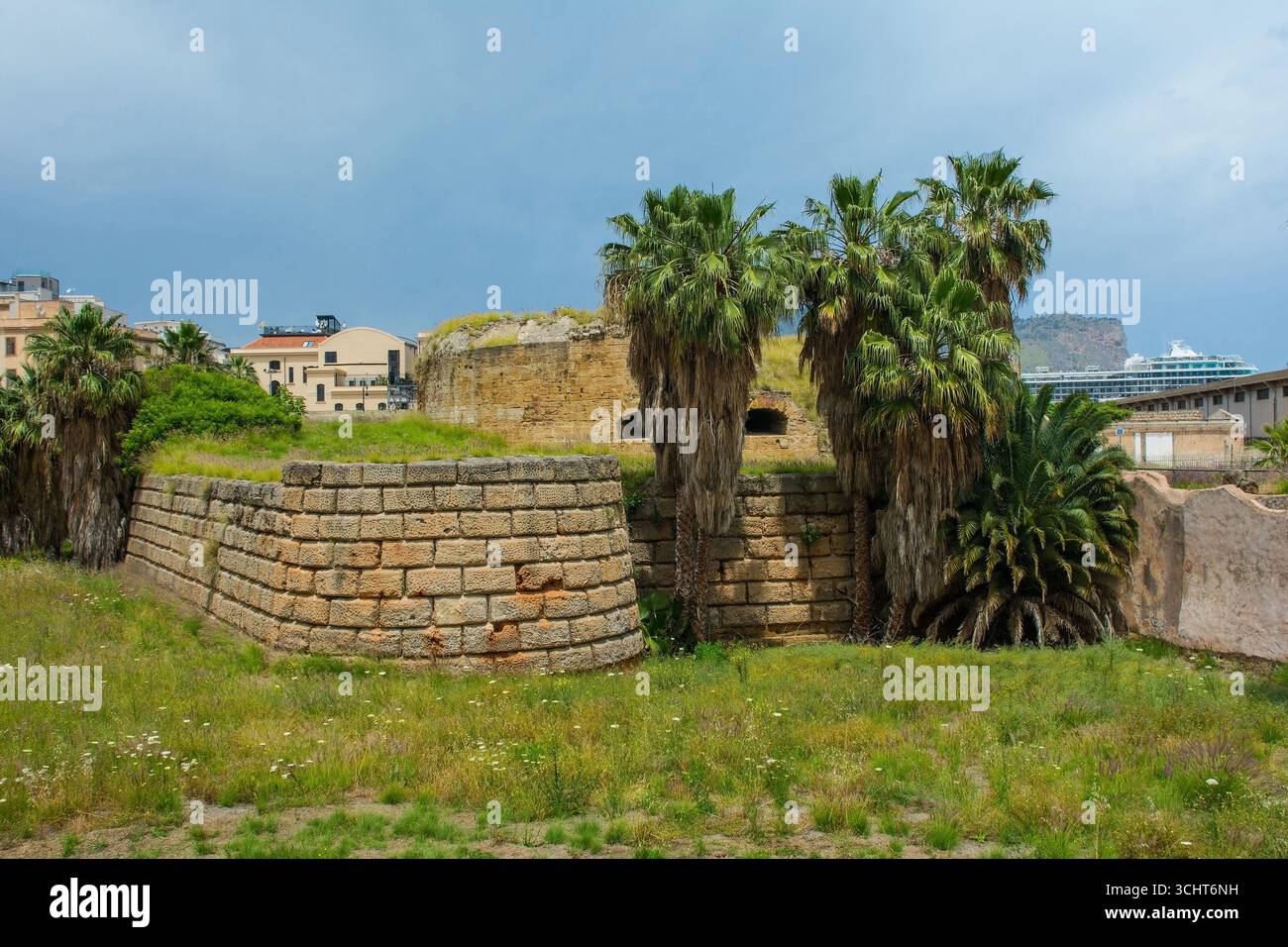 Bastione San Giorgio in Castello a Mare rovine a Palermo, Sicilia, Italia. Struttura difensiva dell'inizio del XVI secolo, architettura militare rinascimentale. Foto Stock