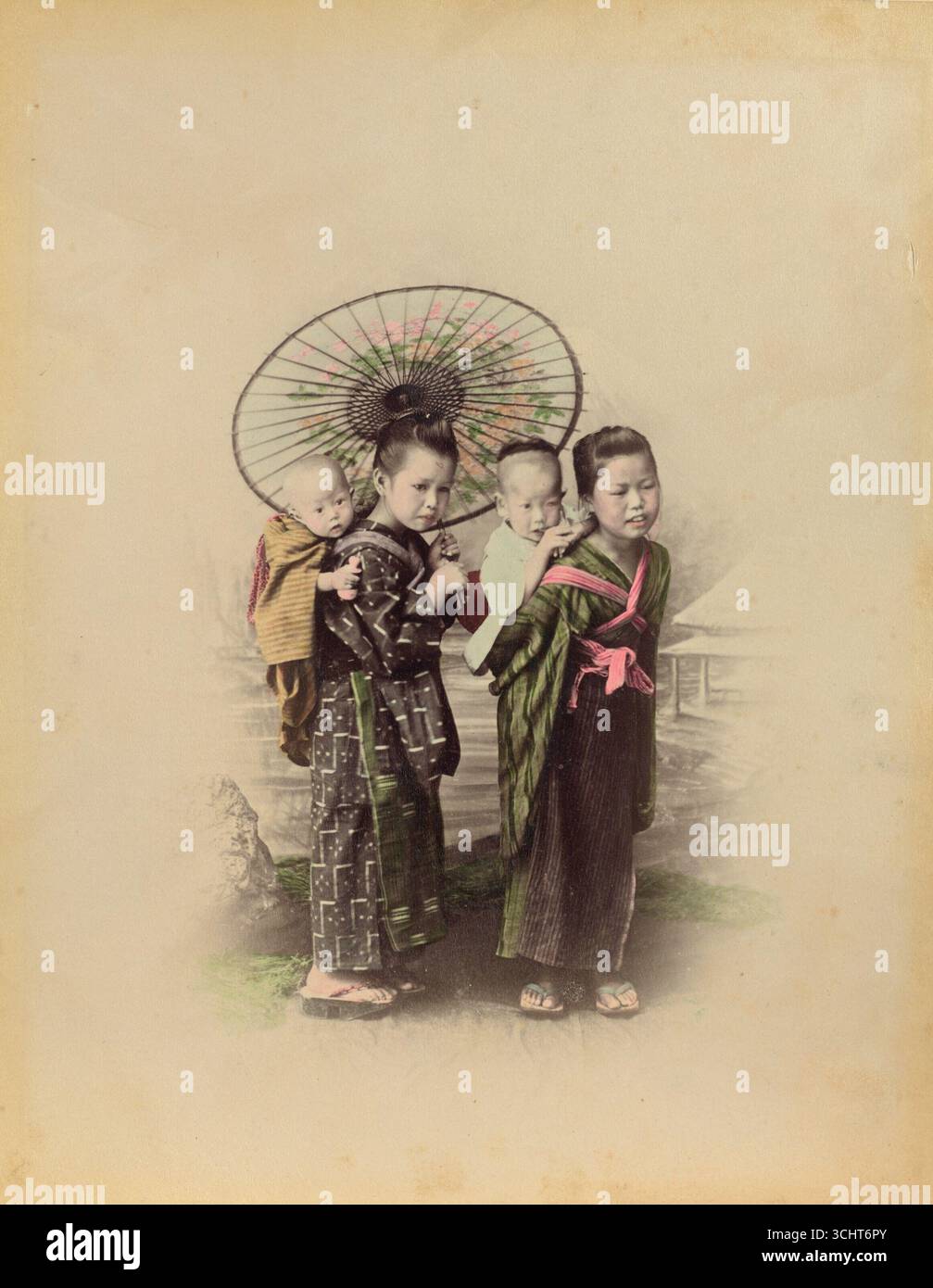 Foto storica d'epoca di una madre giapponese con i suoi tre figli, stampa di albume colorata a mano attribuita a Kusakabe Kimbei. Giappone. anni '1870-'1890 Foto Stock