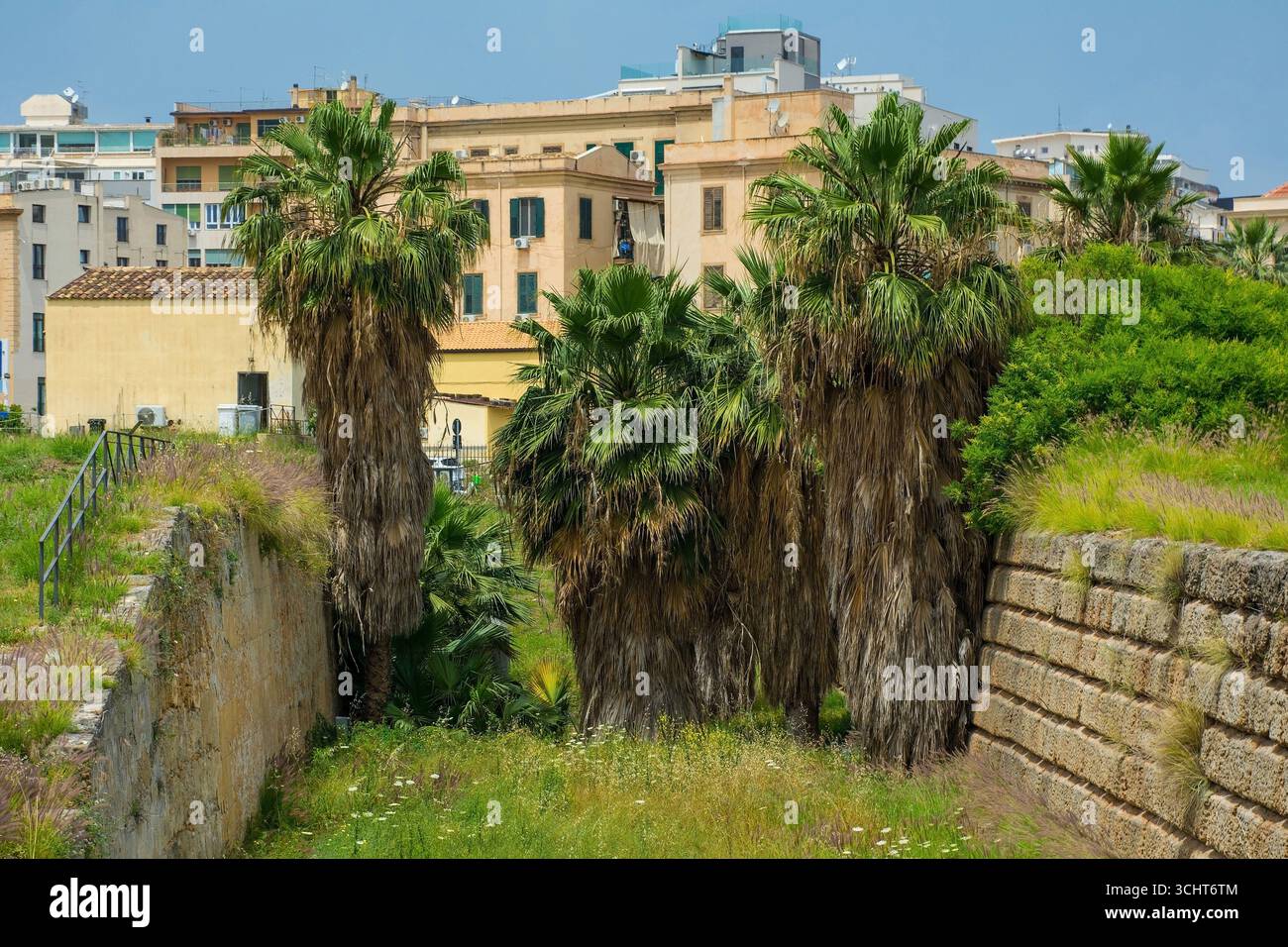 Bastione San Giorgio e fossato nelle rovine di Castello a Mare a Palermo, Sicilia, Italia. Architettura militare rinascimentale, inizio XVI secolo Foto Stock