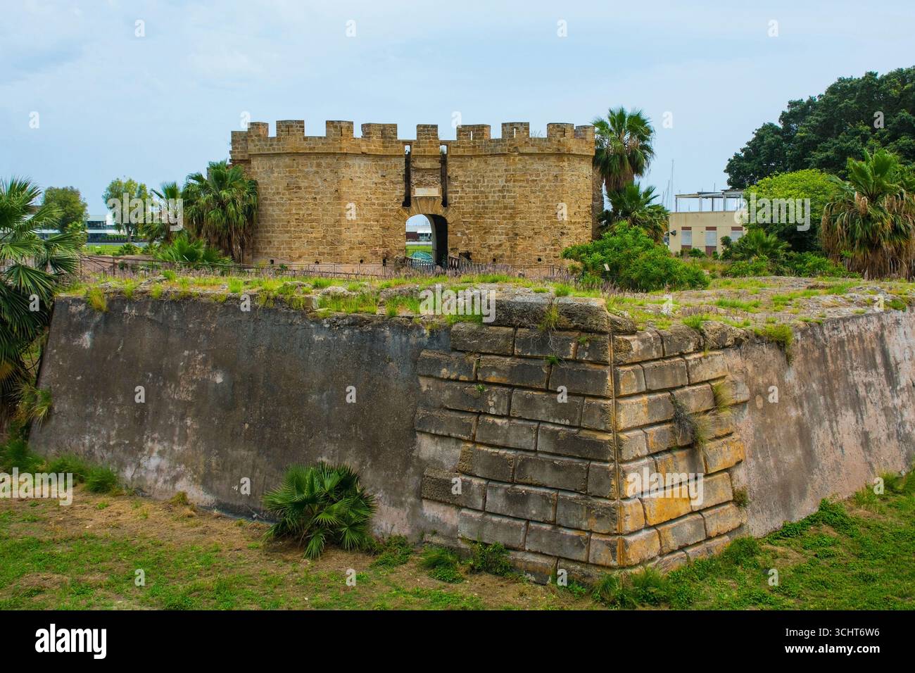 Bastione San Giorgio in Castello a Mare rovine a Palermo, Sicilia, Italia, con porta Aragonese sullo sfondo. Architettura militare rinascimentale. Foto Stock