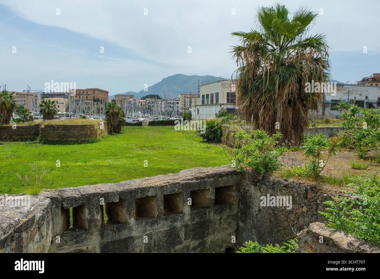 Bastione San Pasquale nelle rovine di Castello a Mare, Palermo, Sicilia, Italia. Struttura difensiva, architettura militare rinascimentale. Agli inizi del XVI secolo Foto Stock