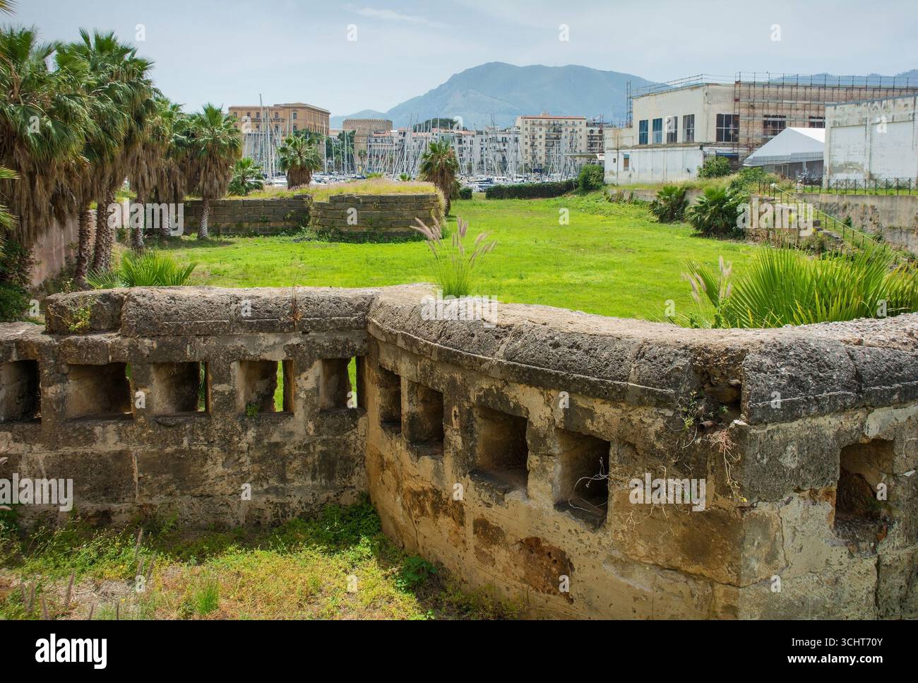 Bastione San Pasquale nelle rovine di Castello a Mare, Palermo, Sicilia, Italia. Struttura difensiva, architettura militare rinascimentale. Agli inizi del XVI secolo Foto Stock