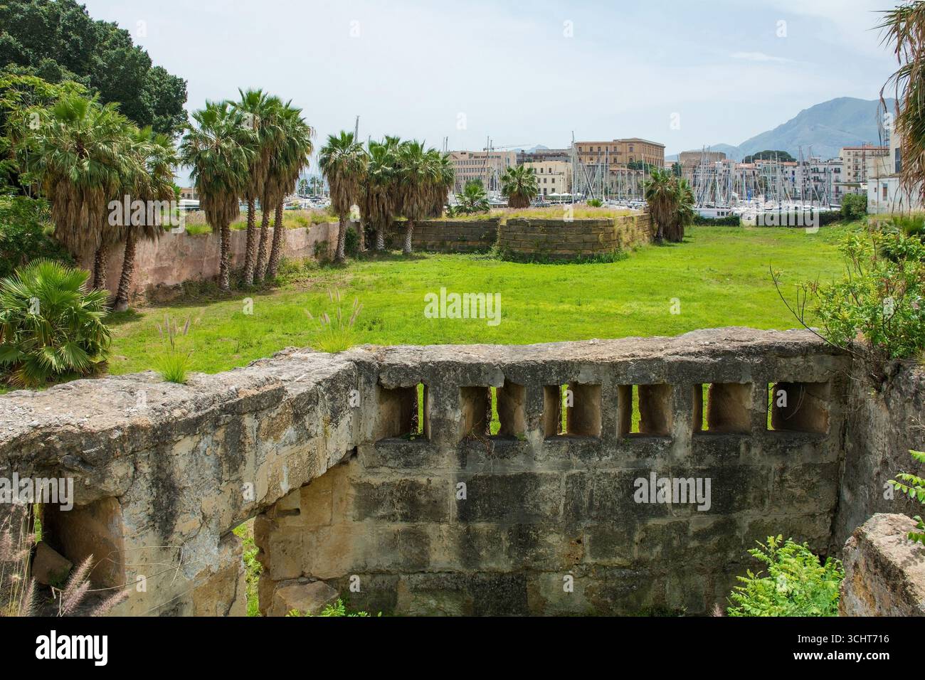Bastione San Pasquale nelle rovine di Castello a Mare, Palermo, Sicilia, Italia. Struttura difensiva, architettura militare rinascimentale. Agli inizi del XVI secolo Foto Stock