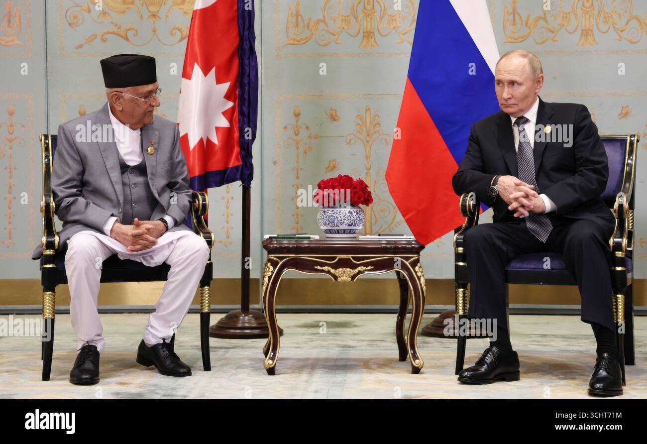 Tianjin, Cina. 1 settembre 2025. Il presidente russo Vladimir Putin, a destra, e il primo ministro nepalese Khadga Prasad Sharma oli, a sinistra, prima dell'inizio del loro incontro bilaterale a margine del vertice dell'Organizzazione di cooperazione di Shanghai al Meijiang Convention Center, 1 settembre 2025, a Tianjin, in Cina. Credito: Alexander Kazakov/foto del governo russo/Alamy Live News Foto Stock