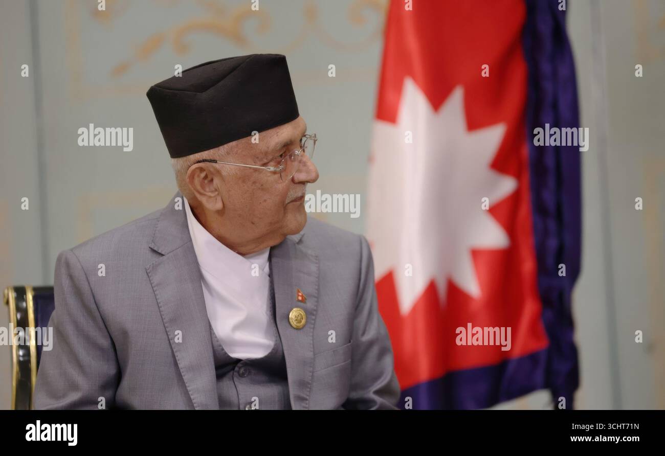 Tianjin, Cina. 1 settembre 2025. Il primo ministro nepalese Khadga Prasad Sharma oli, ascolta il presidente russo Vladimir Putin, prima dell'inizio del loro incontro bilaterale a margine del vertice dell'Organizzazione di cooperazione di Shanghai al Meijiang Convention Center, 1 settembre 2025, a Tianjin, Cina. Credito: Alexander Kazakov/foto del governo russo/Alamy Live News Foto Stock