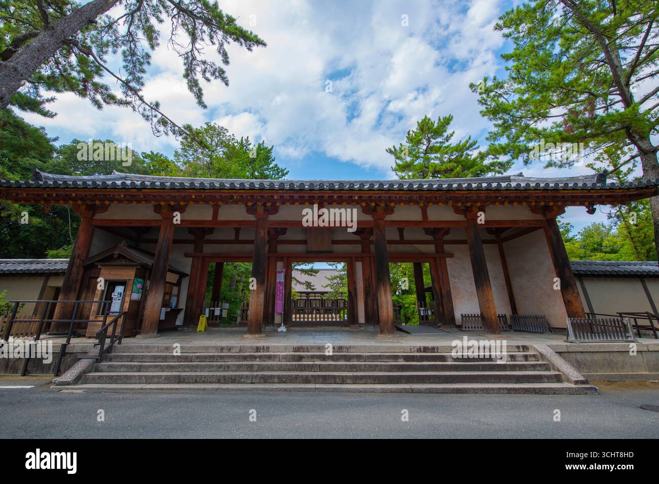 Grande porta Sud (Namdaimon) del Tempio Toshodai Ji. Questo tempio è un tempio buddista Risshu (Ritsu) nella storica città di Nara, in Giappone. Questo tempio belon Foto Stock