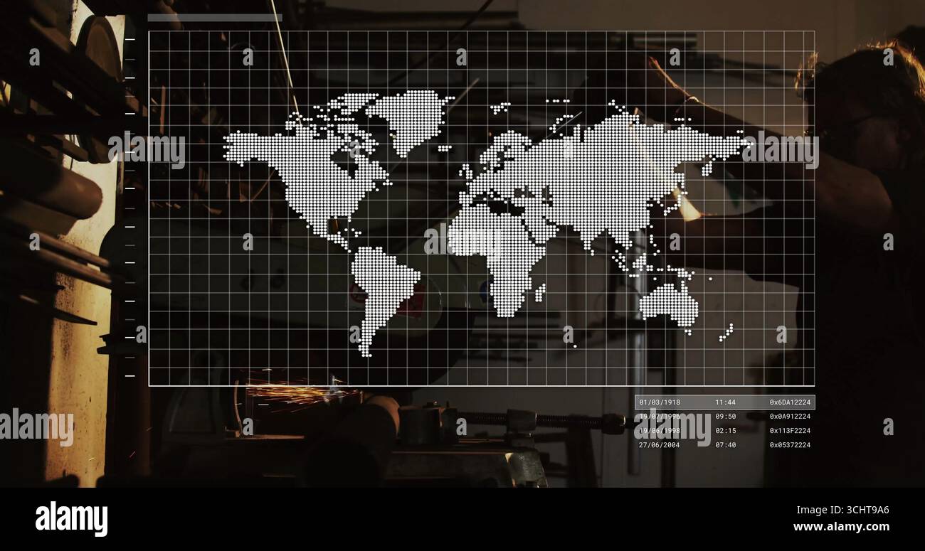 L'addetto alla smerigliatrice indossa attrezzature protettive presso l'officina di metallo, con scintille, mascheratura digitale, spazio di copia Foto Stock