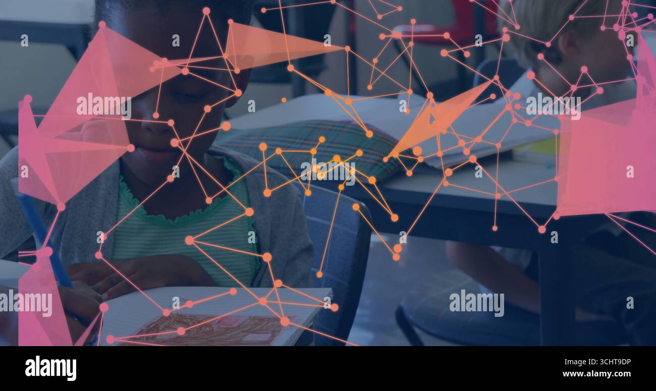 Scrivere due studenti con matite focalizzate sulle cartelle di lavoro alle scrivanie scolastiche, con sovrapposizione di rete Foto Stock