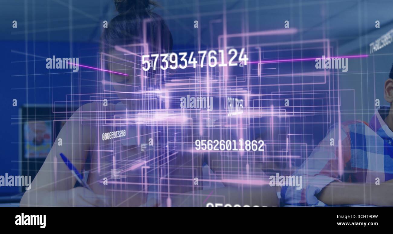 Visualizzazione della griglia dei dati olografici sulla scrivania della classe nel laboratorio informatico della scuola, con numeri mobili Foto Stock