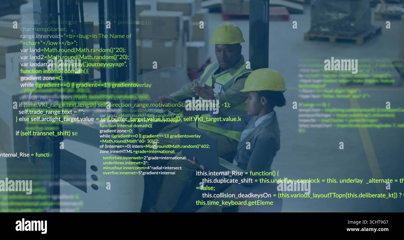 Personale che indossa cappelli rigidi e giubbotti di sicurezza per controllare i dati dei tablet in magazzino, con scatole e pallet Foto Stock