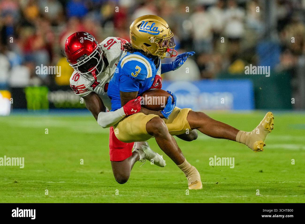 Il cornerback degli Utah Utes Cole Standage (16) affronta il wide receiver degli UCLA Bruins Kwazi Gilmer (3) durante una partita di football della NCAA a Pasadena, California, sabato 30 agosto 2025. Gli Utah Utes sconfissero gli UCLA Bruins 43-10. (Dylan Stewart / immagine dello sport) Foto Stock