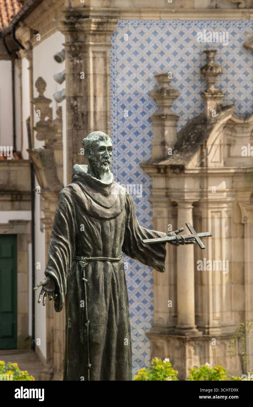 Foto media a distanza della chiesa di santa scultura sullo sfondo, centro storico della città di guimaraes, braga, Portogallo. Foto Stock