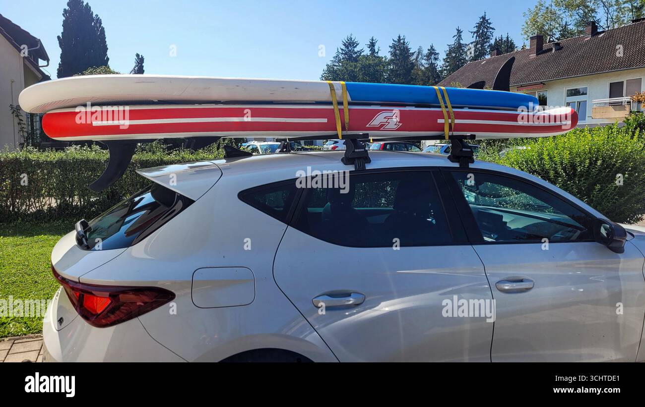 Due pedane di supporto sono fissate al bagagliaio sul tetto di un'auto bianca. Come trasportare le cose sul tetto di un'auto. 29 agosto 2024. Uberlingen Foto Stock