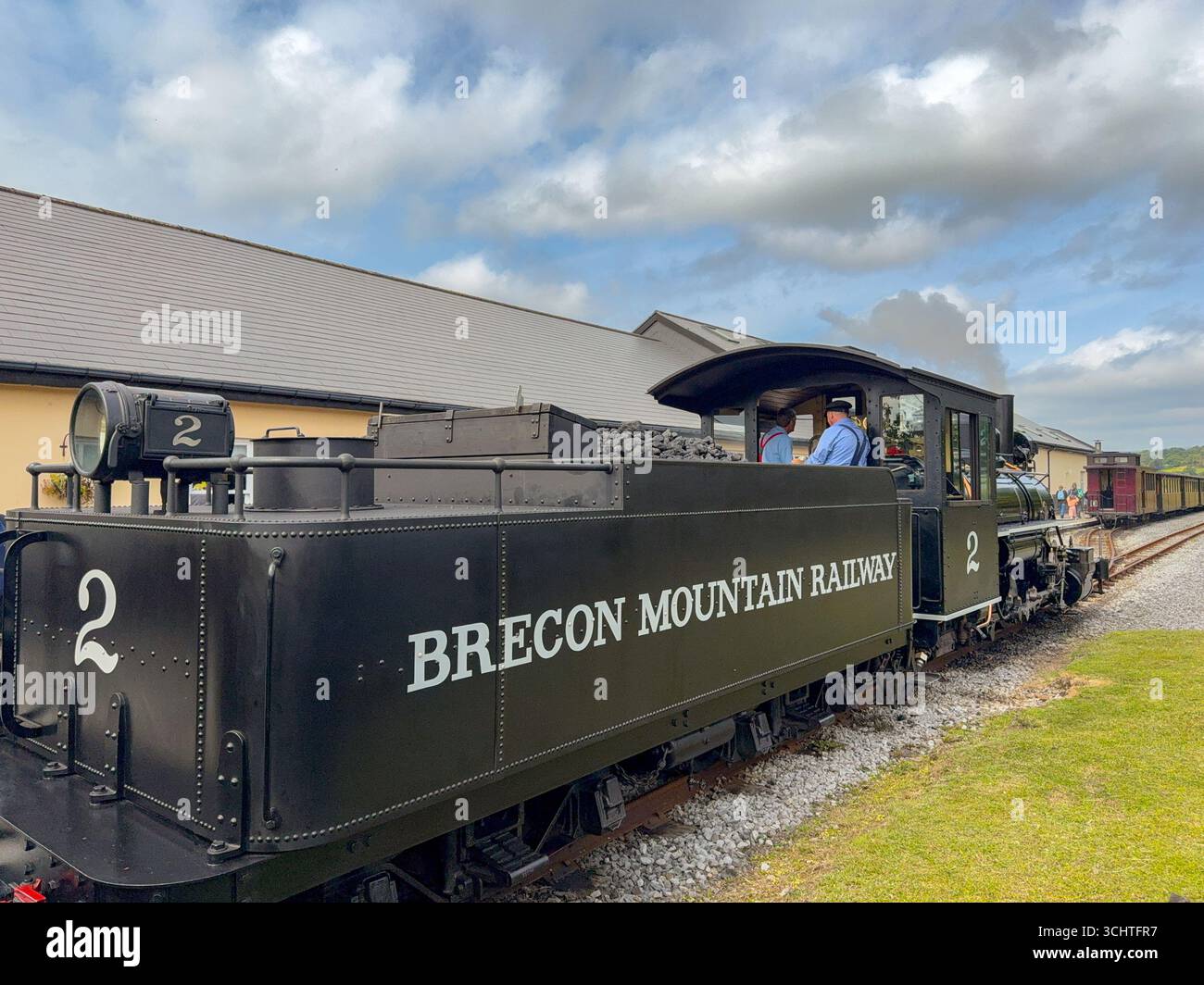 Merthyr Tydfil, galles, Regno Unito - 19 agosto 2025: Treno a vapore vintage a scartamento ridotto presso la stazione ferroviaria di Pant sulla Brecon Mountain Railway. Foto Stock